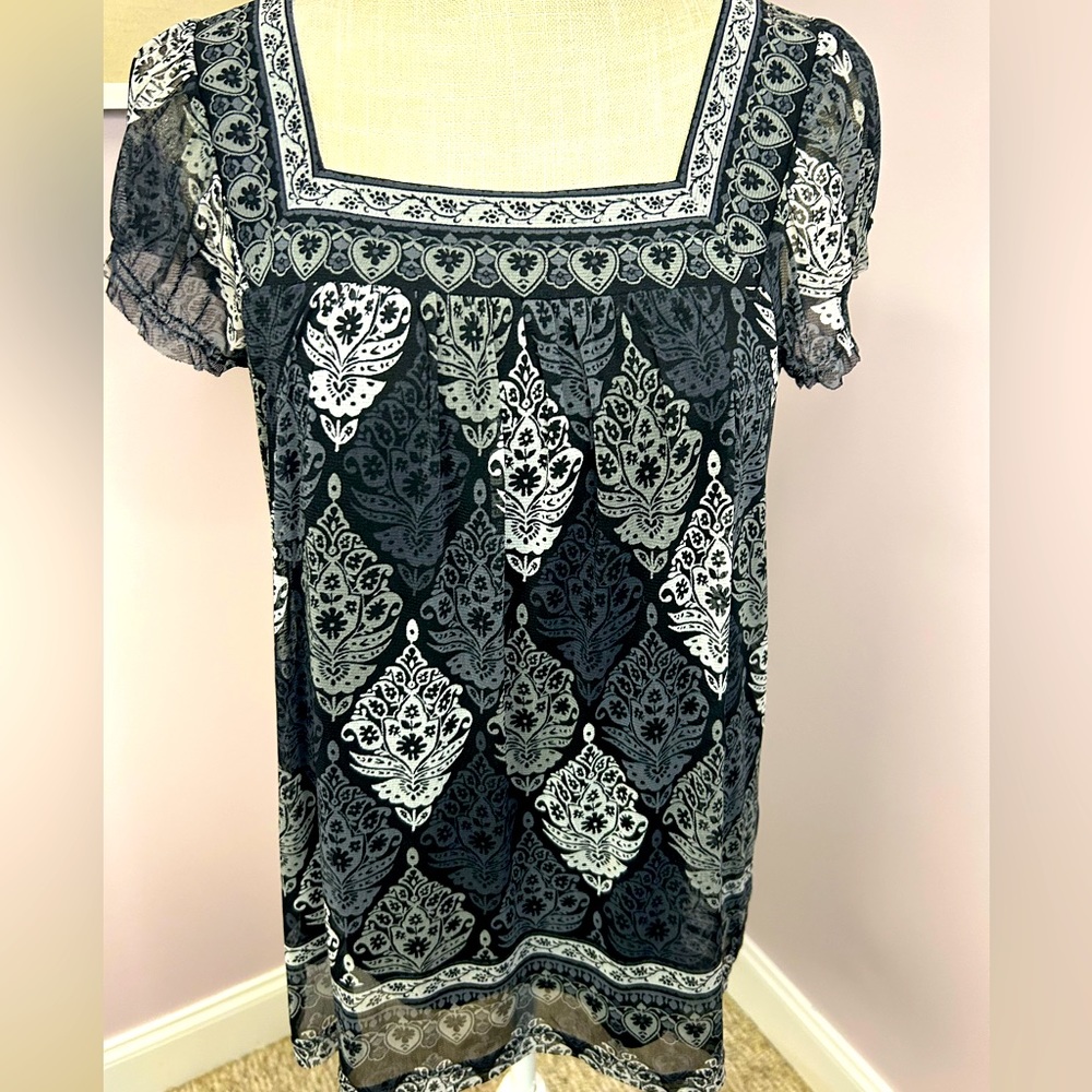 Apt. 9 ~ beautiful medium short sleeve blouse. Black, gray and white.